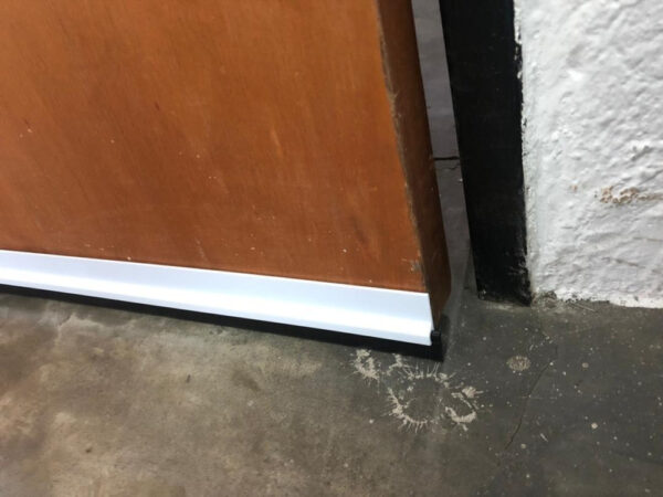 Zócalo Parabicho Puerta De Pegado Fácil Instalación 91.5x4cm - Imagen 4