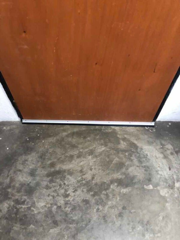 Zócalo Parabicho Metálico De Puerta Incluye Tornillos 91,5cm - Imagen 4