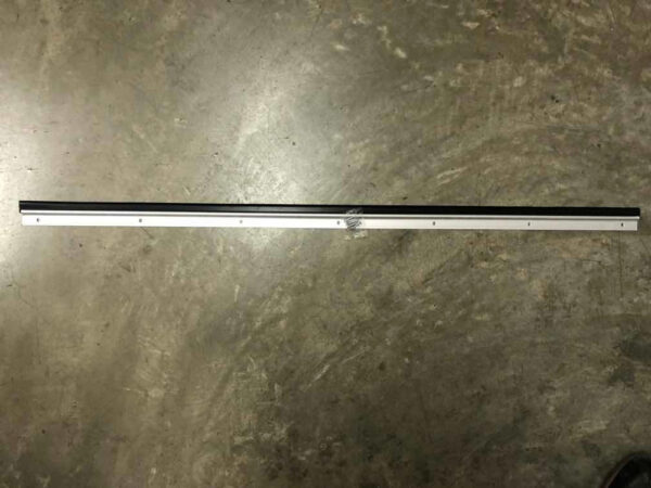 Zócalo Parabicho Metálico De Puerta Incluye Tornillos 91,5cm - Imagen 5